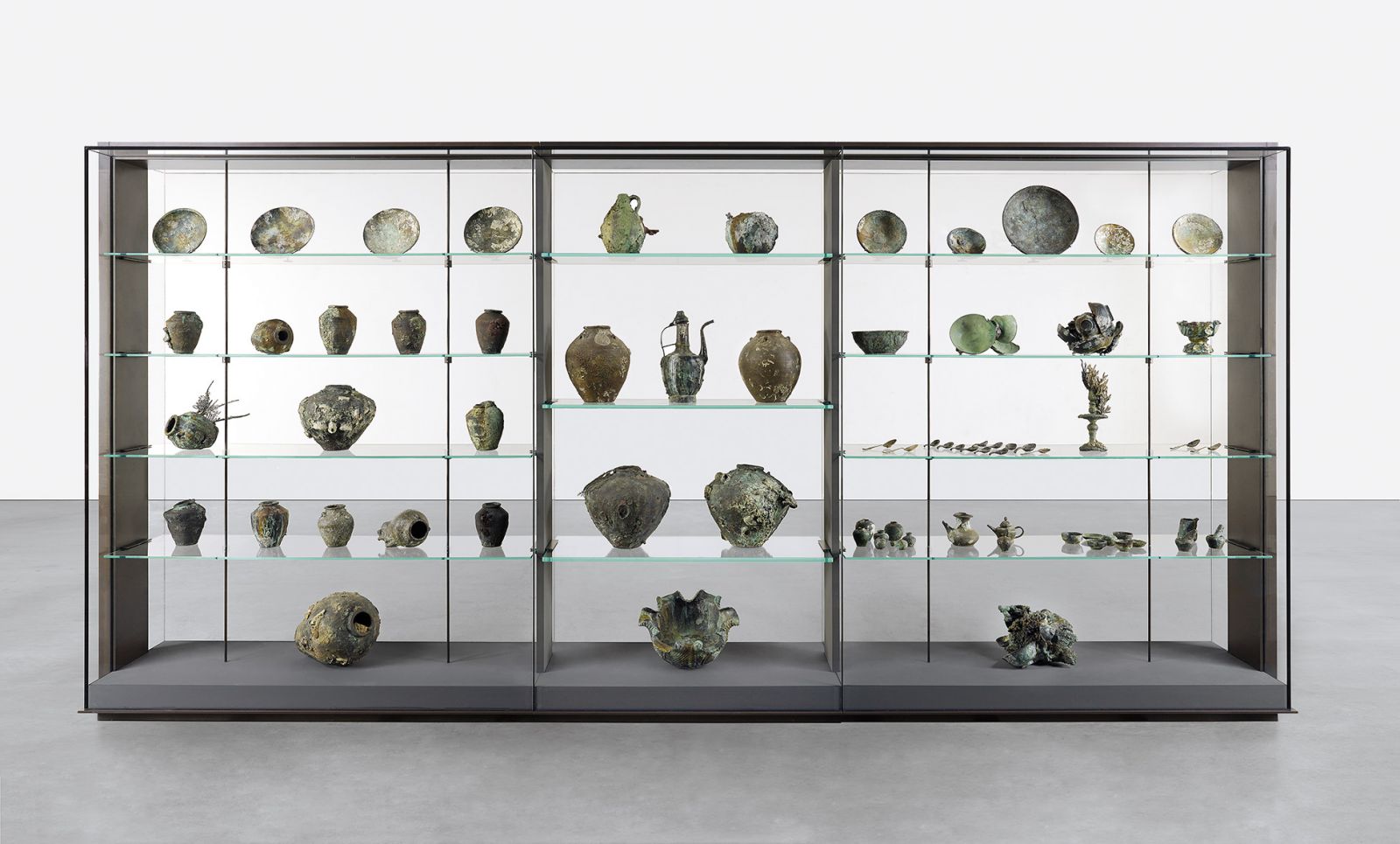 Fig. 4. Damien Hirst, <em>A Collection of Vessels from the Wreck of the “Unbelievable”</em> (Prudence Cuming Associates; © Damien Hirst and Science Ltd. All rights reserved, DACS/ARS 2017).